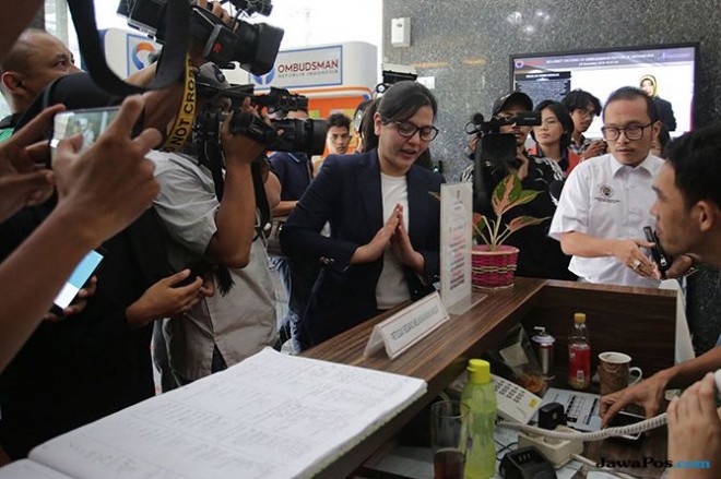 Sekjen PSSI Ratu Tisha saat tiba di Ombudsman RI untuk menjalani pemeriksaan terkait Match Fixing, Jumat (28/12). (Chandra Satwika/Jawa Pos)