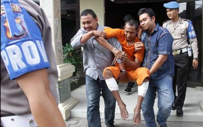 Petugas Polres Mojokerto saat Menggelandang 2 pelaku perampokan. Foto : Sofan Kurniawan / Radar Mojokerto