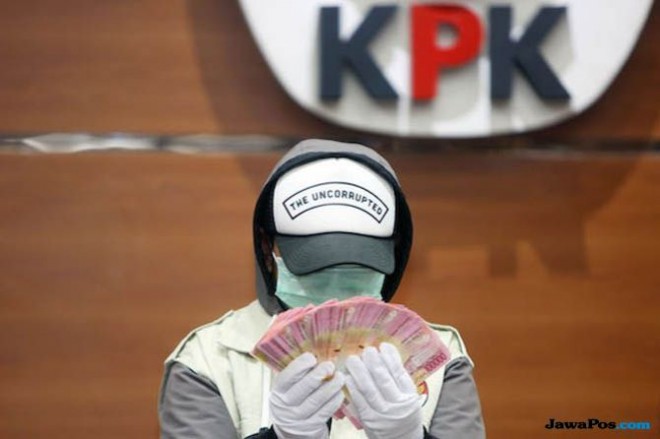 Penyidik KPK saat sedang menunjukan barang bukti kasus korupsi. (Fredrik/Jawa pos.com)