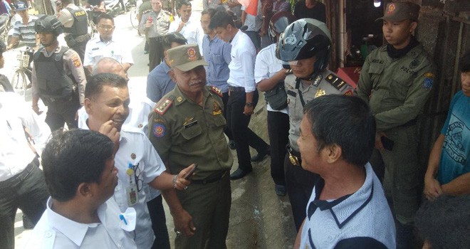 Petugas dari Disperindag Tanjab Barat mendatangi pedagang yang berjualan di jalanan Parit 1. Foto : Gatot Sunarko / Jambiupdate