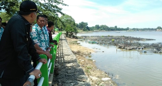 Walikota Jambi Sy Fasha didampingi Kepala Dinas PUPR Kota Jambi meninjau Danau Sipin (3/1) pasca banjir. Foto : Hafiz / Jambiupdate