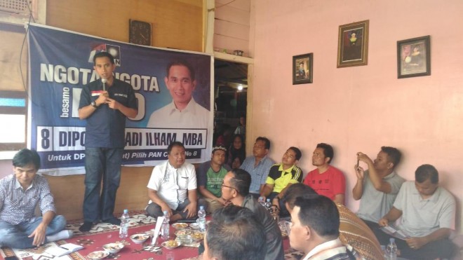 Calon anggota DPR RI Dipo Nurhadi Ilham menenuai para petani Jambi untuk menyerap aspirasi yang akan diperjuangkan jika diberikan kesempatan duduk di Senayan. Foto : Ist