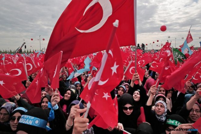Pendukung Erdogan merayakan kemenangannya (The Christian Science Monitor)
