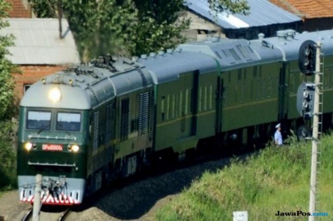 Yonhap melaporkan bahwa kereta api Korut terlihat melintasi perbatasan. Lusinan kendaraan keamanan dan pejabat memblokir jalan di sekitar stasiun kereta di kota perbatasan Dandong (Picture-Alliance)