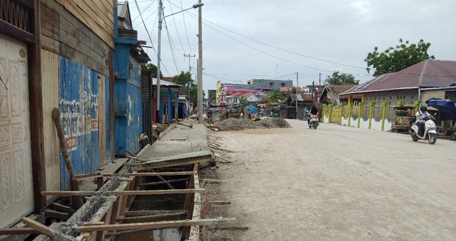 Pengerjaan proyek Jalan Patunas yang sampai saat ini masih berjalan dengan tidak menggunakan mobil mixer. Foto : Gatot / Jambiupdate