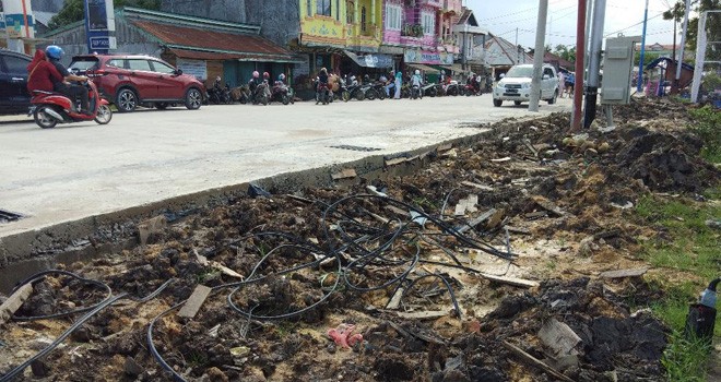 Sisa pekerjaan jalan Patunas yang tidak dibereskan sehingga menggangu penjual di Puja Sera, Kualatungkal, Kabupaten Tanjab Barat. Foto : Gatot / Jambiupdate