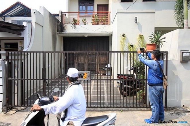 Warga melintas di depan rumah Wakil KPK Laode M Syarif di Kalibata Selatan, Jakarta, Rabu (9/1/2019). (Miftahulhayat/Jawa Pos)