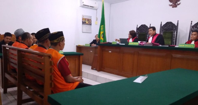 Delapan terdakwa saat mendengarkan dakwaan JPU di Pengadilan Negeri Jambi, Kamis (10/1). Foto : Doni / Jambiupdate