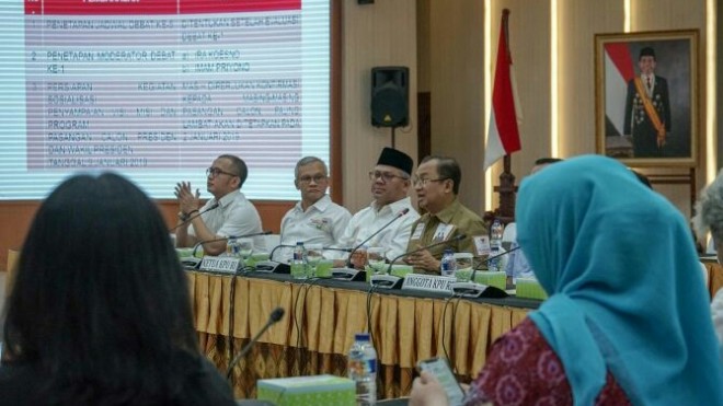 Ketua KPU Arief Budiman (berpeci) pada saat penetapan moderator debat capres-cawapres pada Pilpres 2019. (Issak Ramdhani/JawaPos.com)