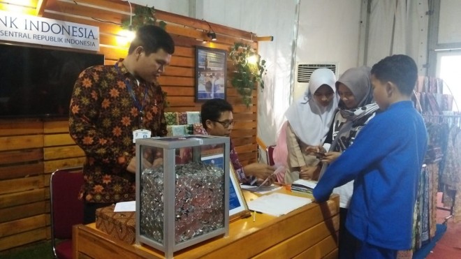 Peserta menebak jumlah koin didalam wadah  yang sudah disiapkan  BI di stand BI dalam pameran Jambi Expo. Foto : Yani / Jambi Ekspres