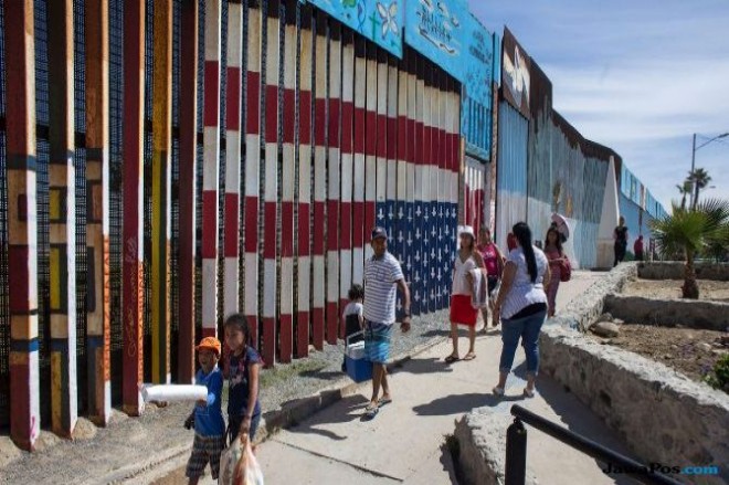 Setidaknya 21 orang yang tewas di kota perbatasan Meksiko ditemukan. Mereka berada tepat di seberang sungai di dekat tempat Presiden AS Donald Trump akan membangun tembok perbatasan (The Blaze)