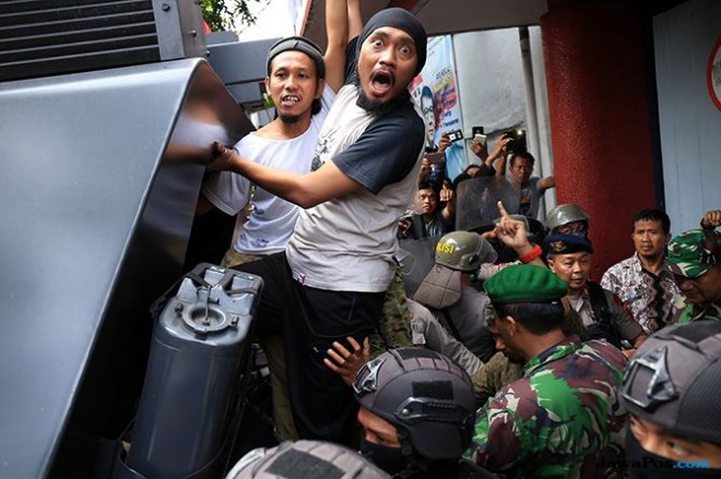 Napi dipindahkan dari Rutan Kelas I Surakarta ke sejumlah Lapas di kawasan Kota Semarang oleh tim kepolisian Polresta Surakarta dengan menggunakan mobil barracuda, Kamis (10/1). (Damianus Bram/Jawa Pos Radar Solo)