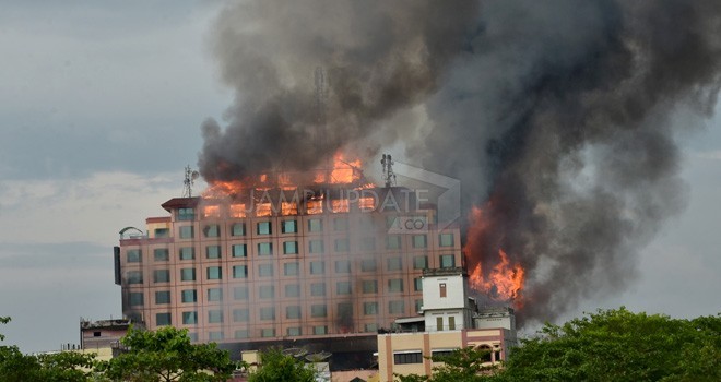 Api saat melalap Hotel Novita yang berada di kawasan Kecamatan Pasar Jambi, Kota Jambi pada 9 April 2018 lalu. Foto : Dok Jambiupdate