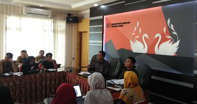 Dadang Hardiwan, Kepala BPS Provinsi Jambi saat  melaksanakan rilis data kemiskinan dan ketimpangan. Foto : Ist