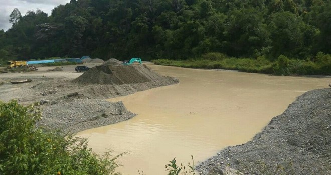 Terlihat sungai Batang Merao yang rusak setelah dikeruk. Foto : Gusnadi / Jambiupdate