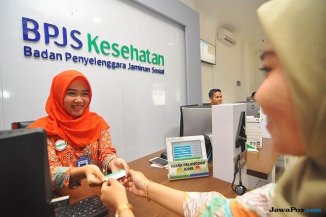 BPJS belum membayar tagihannya ke sejumlah RSUD di Sulawesi. Akibatnya RSUD terpaksa berutang ke bank bisa tetap beroperasi dan melayani pasien peserta BPJS Kesehatan. ()