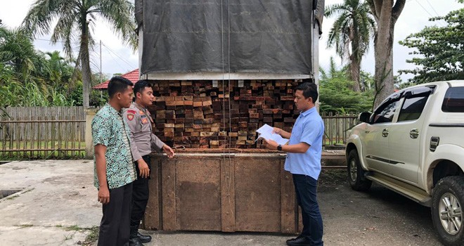 Barang bukti kayu yang dibawa menggunakan truk BA 8888 VU saat diamankan di Mapolres Tebo, Jumat (18/1). Foto : Ist For Jambiupdate