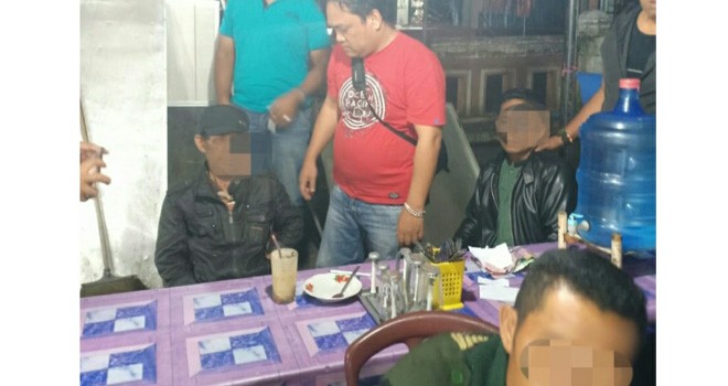Anggota Satpidum Reskrim Polres Kerinci saat melakukan penangkapan terhadap tiga pelaku judi togel online di Pasar Sungai Penuh. Foto : Gusnadi / Jambiupdate