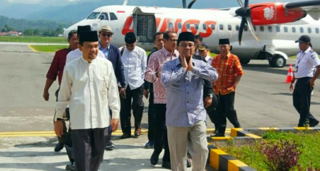 Bupati Kerinci saat menyambut kedatangan Plt Gubernur Jambi di bandara. Foto : Gusnadi / Jambiupdate