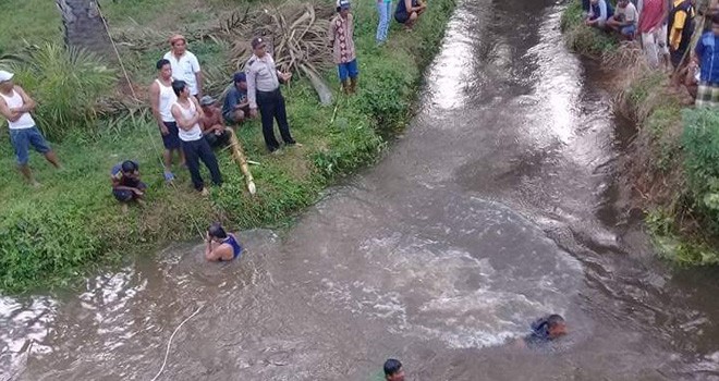 Warga saat melakukan pencarian Seorang pelajar bernama Ananda Dian Saputra (12) warga RT 03 Desa Sungai Udang yang tenggelam. Foto : Wiwin / Jambiupdate