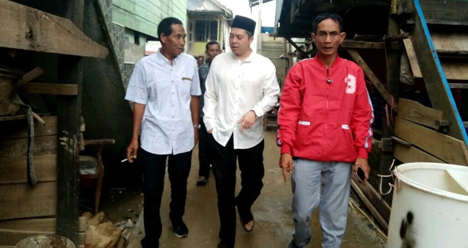 Ihsan Yunus Tinjau Jalan Di Kelurahan legok. Foto : Ist