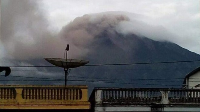 Terlihat Gunung Kerinci Keluarkan Asap Tebal. Foto : Gusnadi / Jambiupdate