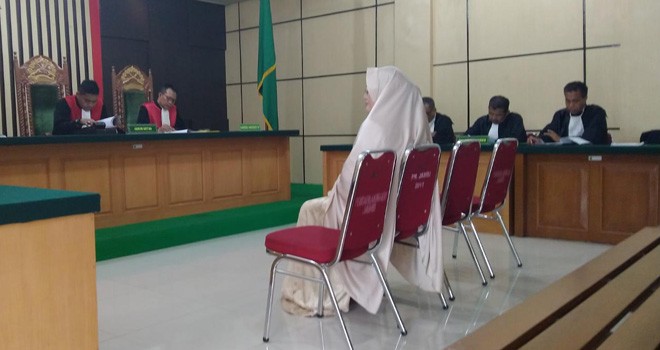 Terdakwa Khairiyah saat memberikan keterangan dihadapan majelis hakim di Pengadilan Tipikor Jambi, Senin (21/1). Foto : Ist For Jambiupdate
