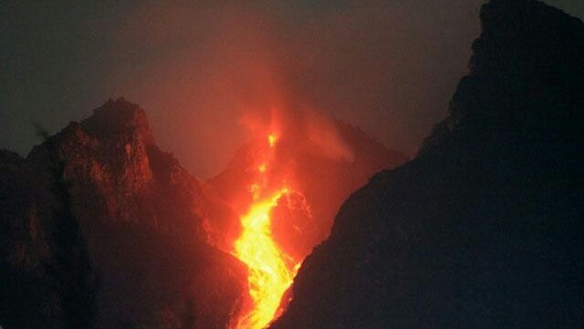 KUBAH BARU: Gunung Merapi di perbatasan Jateng DIJ masih terus bergejolak. Lava pijar kerap keluar dan terlihat jelas di malam hari dari kejauhan. (Istimewa)