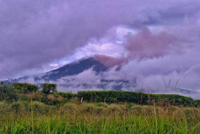 Terlihat Gunung Kerinci keluarkan asap tebal dua hari yang lalu. Foto : Gusnadi / Jambiupdate