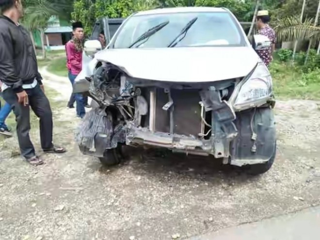 Mobil Sekban Satpol PP dan Kades Talang Serdang Terlibat Tabrakan Beruntun di Sarolangun. Foto : Ist