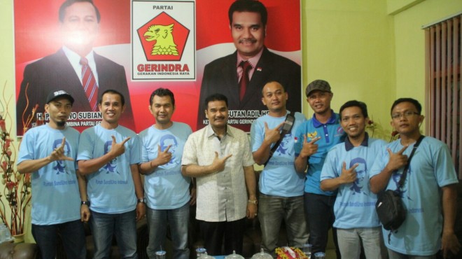 Relawan Prabowo Sandi foto bersama Sutan Adil Hendra. 