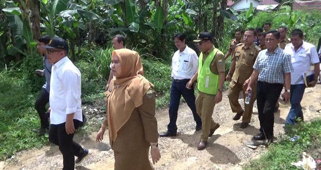 Bupati Muarojambi, Masnah Busro bersama rombongan saat meninjau Jalintim KM 26 Sengeti. Foto : Elan / Jambiupdate