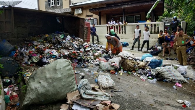 Terlihat Mobil Pengangkut Sampah yang Terbalik. Foto : Wiwin / Jambiupdate