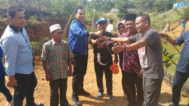 IST/JE KUNJUNGAN : Calon anggota DPR RI, Dipo Nurhadi Ilham mengunjungi menyempatkan dirinya bertemu peternak ikan di Kabupaten Sarolangun. 