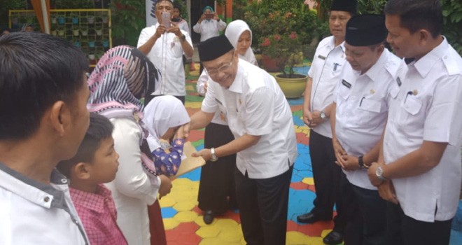 Bupati H. Cek Endra memberi bantuan kepada ratusan siswa SD di Kabupaten Sarolangun. Foto : Hadinata / Jambiupdate