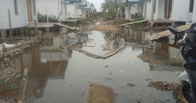 Terlihat air pasang yang menggenangi sekitar Perumahan Permata Unggu Manunggal II, Kelurahan Tungkal II, Rabu (23/1). Foto : Gatot / Jambiupdate
