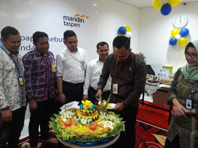 Pemotongan tumpeng oleh Kacab Bank Mantap Jambi disaksikan Kacab PT. Taspen Jambi, perwakilan Kepala Area Bank Mandiri, Askrida,Â jajaran Bank Mantap cabang Jambi dan undangan. Foto : Ist For Jambiupdate