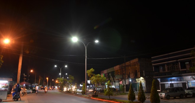 Jalan Pattimura Kota Jambi terlihat terang saat malam. Pemkot Jambi memasang LPJU jenis LED. Foto : M Ridwan / Jambi Ekspres