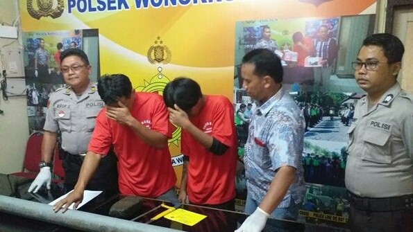 Bapak dan anak pelaku pencuri besi dibekuk polisi (Aryo Mahendro/JawaPos.com)