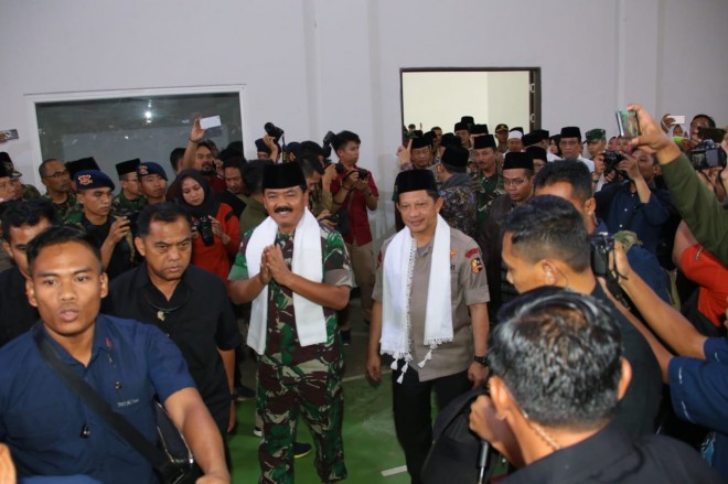 Kapolri Bersama Panglima TNI Laksanakan Kunjungan ke Ponpes Buntet Cirebon. Foto : Ist
