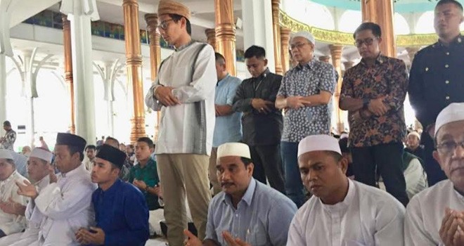 Sutan Adil Hendra (SAH) saat Sholat Jumat bersama calon wakil presiden nomor 02 Sandiaga Salahuddin Uno di Masjid agung Al Fallah Jambi (25/1). Foto : Ist