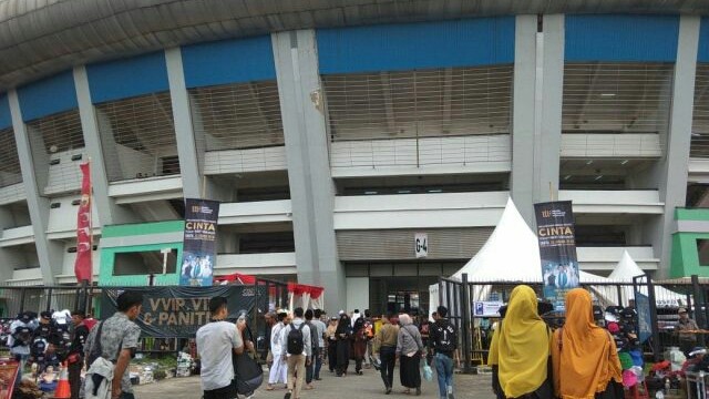 Ribuan jamaah memadati Stadion GBLA. (Siti Fatonah/ JawaPos.com)