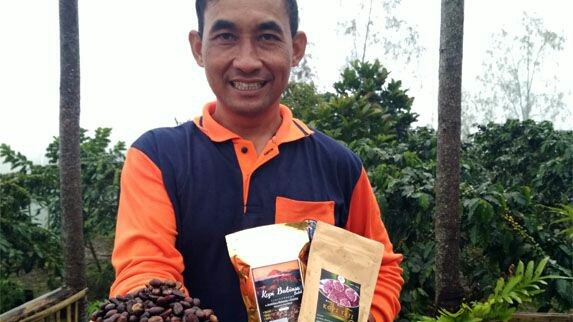 KOPI TAJI: Penggerak kopi Taji, Sertu Heri Purnomo menunjukkan produksi kopi lereng Bromo yang berkualitas ekspor. (Tika Hapsari/JawaPos.com)