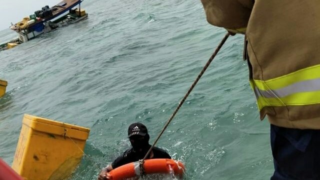 Kapal nelayan terdampar di Kepulauan Seribu (Istimewa)