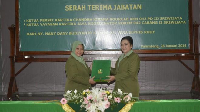 Ketua Persit Kartika Chandra Kirana (KCK) PD Sriwijaya, Ny Rina Irwan memimpin serah terima jabatan (Sertijab), di Balai Prajurit Korem 044/Gapu Palembang, Sabtu (26/1/2019).