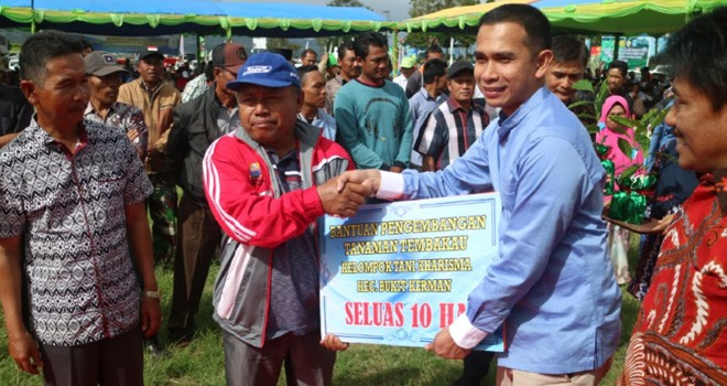 Staf khusus pimpinan DPR RI, Dipo Nurhadi Ilham menyerahkan bantuan pengembangan tanaman tembakau untuk kelompok tani. Foto : Ist