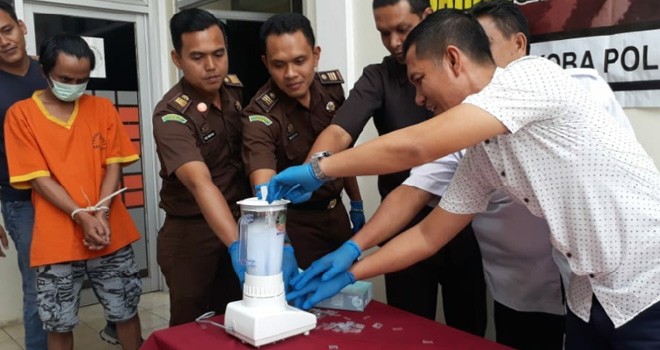 Pemusnahan 18 gram sabu milik pasangan kekasih Mega dan Zainudi di Mapolres Batanghari, Kamis (31/1). Foto : Reza / Jambiupdate