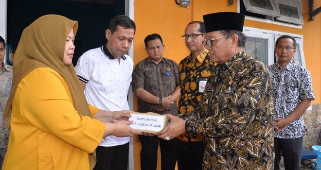 Fachrori Beri Bantuan Untuk Kadis P3AP2 Provinsi Jambi. Foto : Ist