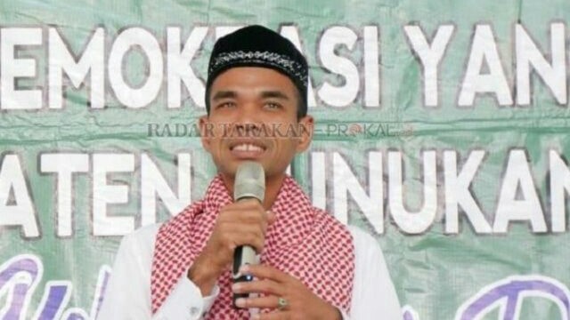 DIHADIRI RIBUAN JEMAAH: Ustadz Abdul Somad saat menyampaikan ceramahnya di hadapan ribuan jemaah pada acara tablig akbar yang dilakukan di Masjid Agung Al Mujahidin, Selasa (29/1). (RIKO ADITYA/RADAR NUNUKAN/Jawa Pos Group)