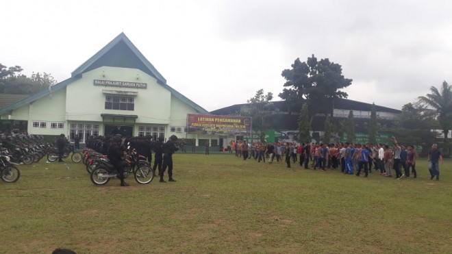 Ratusan massa yang tidak menerima hasil penghitungan suara hasil pemilihan legislatif dan presiden 2019, masih melakukan Demonstrasi di halaman kantor KPU Provinsi Jambi.